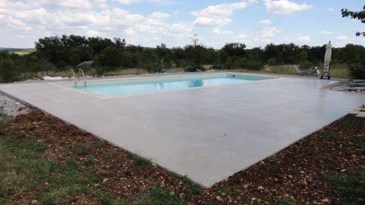 Plage de piscine en béton Montauban